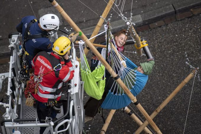 Wird erstmal nachproduziert: Aktivisten von XR in einem Holzgerüst. Extinction Rebellion