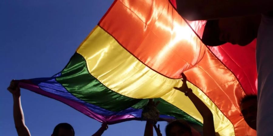 Demonstration mit Regenbogenflagge