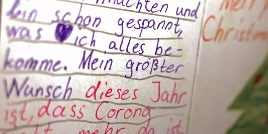 «Mein grösster Wunsch dieses Jahr ist, dass Corona nicht mehr da ist», heisst es auf dem Wunschzettel eines Kindes, der in der Christkindpostfiliale in Engelskirchen im Wunschzettel-Büro liegt. Foto: Oliver Berg/dpa