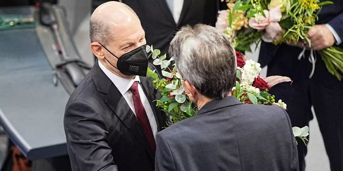 Rolf Mützenich (r), Vorsitzender der SPD-Bundestagsfraktion, gratuliert Olaf Scholz (SPD) nach seiner Wahl zum Bundeskanzler. Scholz