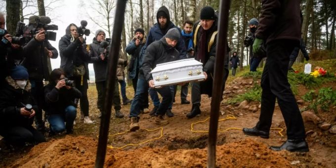 Begräbnis eines totgeborenen irakischen Babys in Polen Begräbnis eines totgeborenen irakischen Babys in Polen