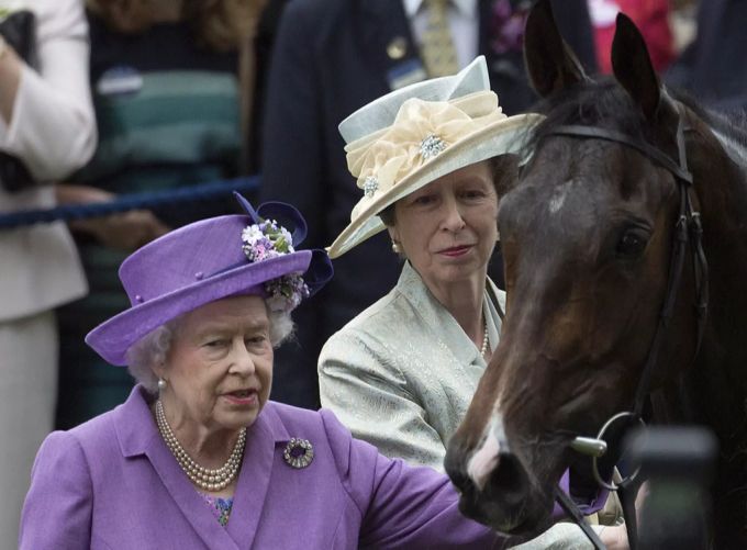 Queen Elizabeth und ihre Tochter Prinzessin Anne lieben Pferde. Queen