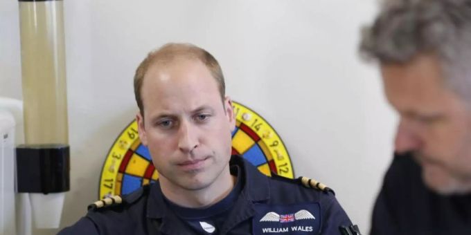 Prinz William von Grossbritannien bei seinem letzten Dienst als Rettungshubschrauber-Pilot bei der East Anglian Air Ambulance. Foto: Heathcliff O'malley/The Daily Te/PA Wire/dpa Prinz William von Grossbritannien bei seinem letzten Dienst als Rettungshubschrauber-Pilot bei der East Anglian Air Ambulance. Foto: Heathcliff O'malley/The Daily Te/PA Wire/dpa