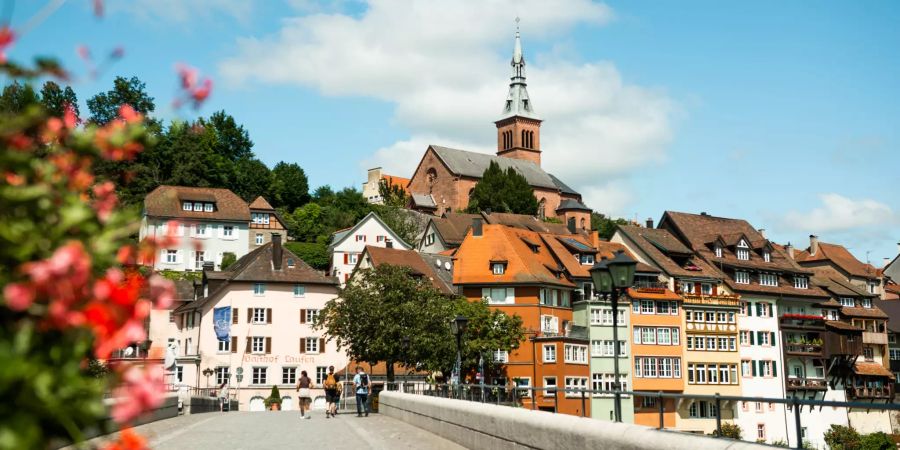 Die Laufenbrücke mit Blick auf die katholische Heilig-Geist Kirche in Laufenburg.