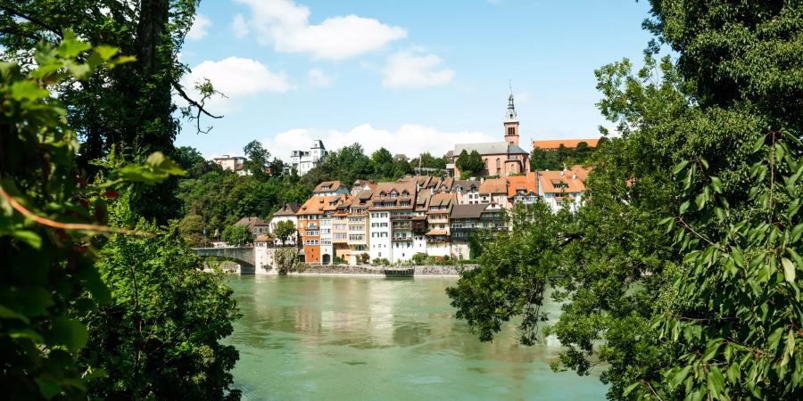 Blick auf das Rheinufer in Laufenburg.