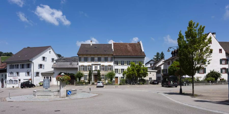 Der Dorfbrunnen und Dorfplatz in Gelterkinden.