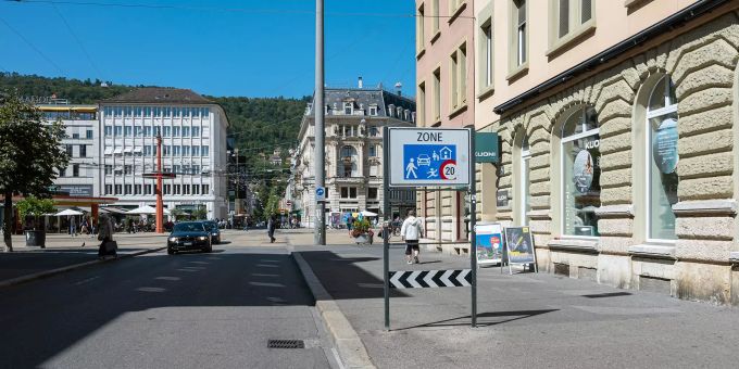 Zone 30 an der Zentralstrasse in Biel. Hinten der Zentralplatz. Zone 30 an der Zentralstrasse in Biel. Hinten der Zentralplatz.