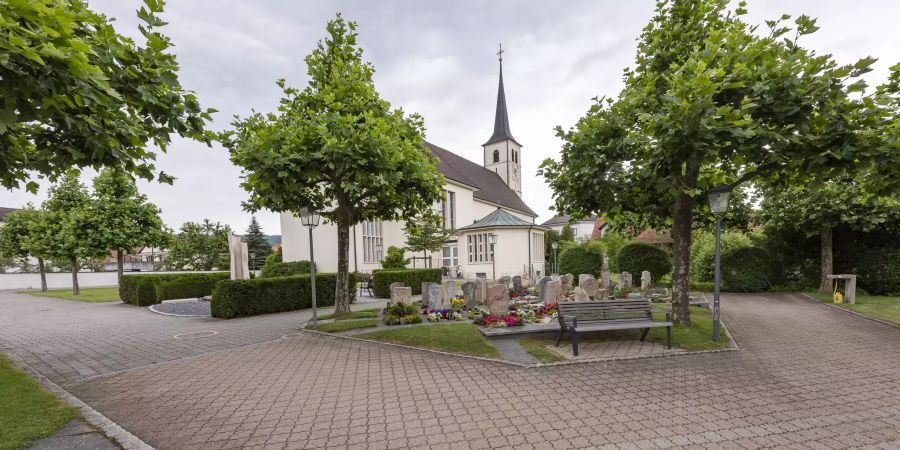 Die römisch-katholische Kirche St. Anna mit Friedhof in Röschenz.