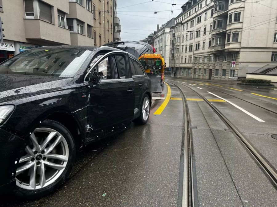 In der Stadt Zürich stiessen am Samstag ein Tram und ein Personenwagen zusammen.