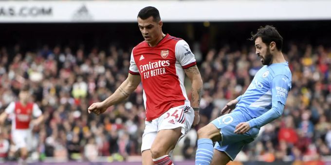 Granit Xhaka von Arsenal im Duell mit Manchester Citys Bernardo Silva. Granit Xhaka