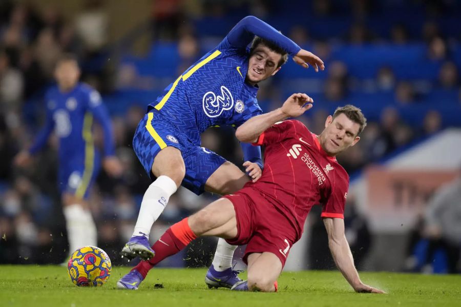 Liverpools James Milner (r.) grätscht gegen Mason Mount (l.) vom FC Chelsea.