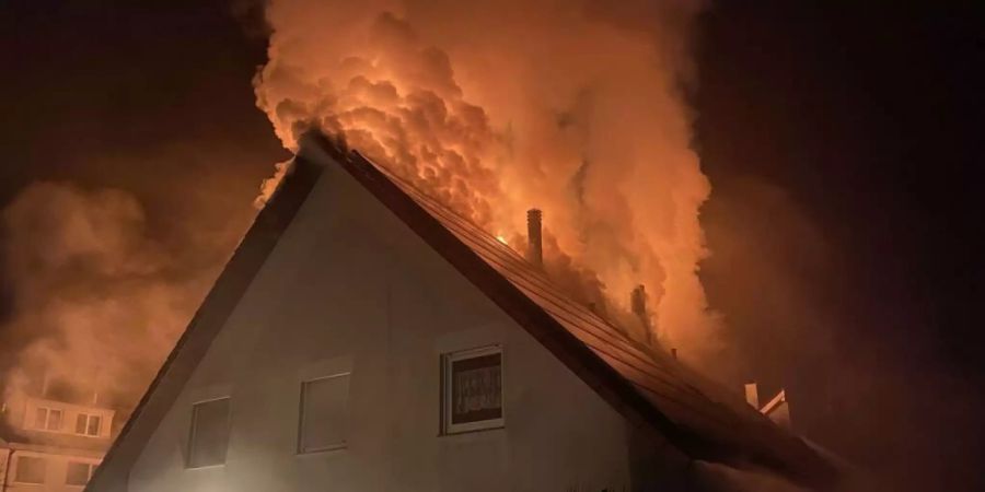 Das Doppeleinfamilienhaus in Therwil BL ist nach einem nächtlichen Brand nicht mehr bewohnbar.