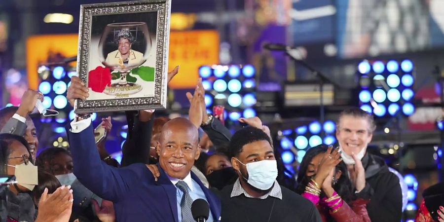 ARCHIV - Eric Adams hält ein gerahmtes Foto seiner Mutter bei seiner Vereidigung als New Yorker Bürgermeister bei der Silvesterfeier am Times Square hoch. Foto: Ben Hider/Invision/AP/dpa