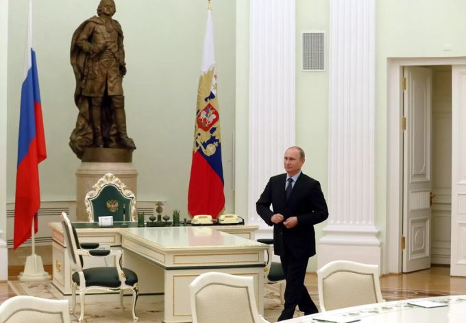 Präsident Vladimir Putin auf dem Weg zu einem Treffen mit dem serbischen Präsident Tomislav Nikolic über die bilateralen Beziehungen zwischen Serbien und Russland. Serbien Russland Putin