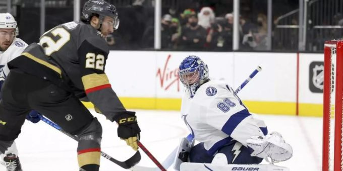 Knights-Profi Michael Amadio (M.) versucht, Tampa-Goalie Andrei Vasilevskiy zu überwinden. Foto: L.E. Baskow/AP/dpa Knights-Profi Michael Amadio (M.) versucht, Tampa-Goalie Andrei Vasilevskiy zu überwinden. Foto: L.E. Baskow/AP/dpa