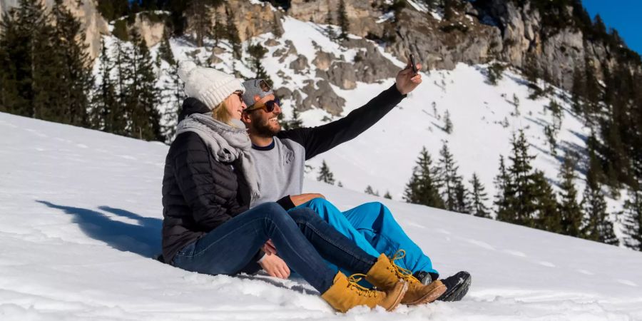 Paar Skipiste Sitzen Schnee Selfie