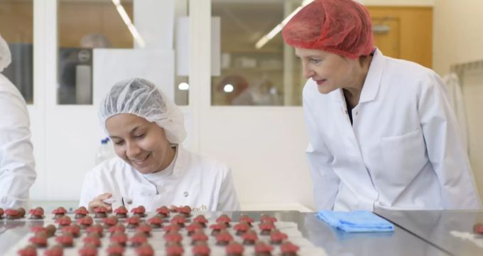 Simonetta Sommaruga besucht eine Läderach-Produktionsstätte. Läderach