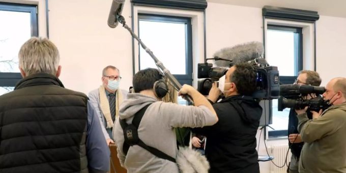 Vor Beginn des Prozesses gegen die Mutter nach dem gewaltsamen Tod der sechsjährigen Leonie aus Torgelow sprechen Journalisten mit dem Anwalt Falk-Ingo Flöter, der dem leiblichen Vater (Nebenkläger) zur Seite steht. Foto: Bernd Wüstneck/dpa-Zentralbild/dpa Vor Beginn des Prozesses gegen die Mutter nach dem gewaltsamen Tod der sechsjährigen Leonie aus Torgelow sprechen Journalisten mit dem Anwalt Falk-Ingo Flöter, der dem leiblichen Vater (Nebenkläger) zur Seite steht. Foto: Bernd Wüstneck/dpa-Zentralbild/dpa