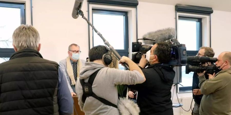 Vor Beginn des Prozesses gegen die Mutter nach dem gewaltsamen Tod der sechsjährigen Leonie aus Torgelow sprechen Journalisten mit dem Anwalt Falk-Ingo Flöter, der dem leiblichen Vater (Nebenkläger) zur Seite steht. Foto: Bernd Wüstneck/dpa-Zentralbild/dpa
