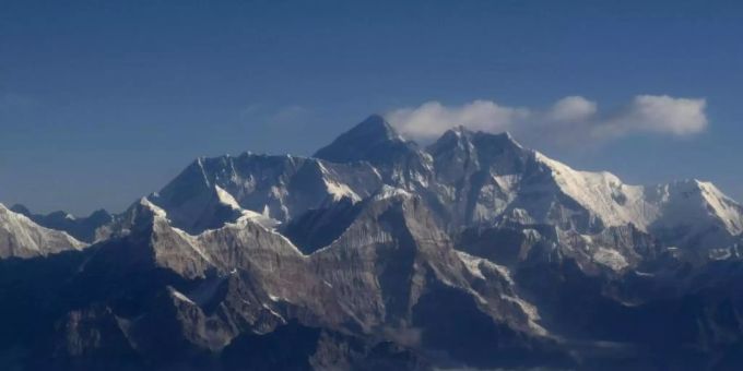 Das Himalaya-Gebirge zieht Extremsportler aus der ganzen Welt an. Hier steht mit dem Mount Everest (im Bild) auch der höchste Berg der Welt. airlines luftraum
