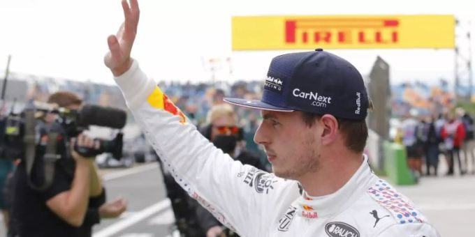 Der Niederländer Max Verstappen vom Team Red Bull Racing winkt den Zuschauern nach Ende des Qualifyings zu. Foto: Umit Bektas/Pool Reuters/dpa Der Niederländer Max Verstappen vom Team Red Bull Racing winkt den Zuschauern nach Ende des Qualifyings zu. Foto: Umit Bektas/Pool Reuters/dpa