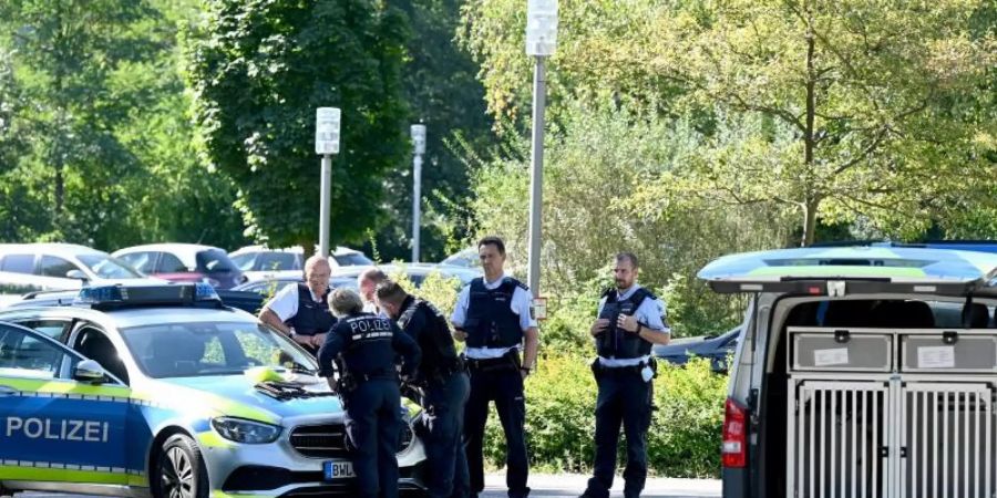 Nach dem Vorfall vor zweieinhalb Wochen, bei dem vier zum Teil als gefährlich geltende Männer aus der Klinik bei Heilbronn geflohen waren, wird nach drei Flüchtigen noch gefahndet. (Archivbild). Foto: Bernd Weissbrod/dpa