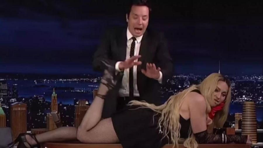 Moderator Jimmy Fallon ist die Aktion sichtlich unangenehm.