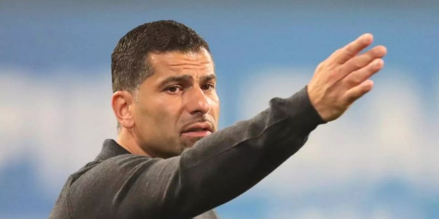 Der Vertrag von Trainer Dimitrios Grammozis beim FC Schalke 04 läuft bis zum Ende der Saison. Foto: Danny Gohlke/dpa