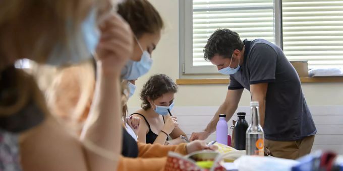 Die Schweizer Schulleiterinnen und -Leiter wünschen sich schweizweit einheitliche Regeln für den Fall, dass viele Lehrkräfte ausfallen. (Symbolbild) Die Schweizer Schulleiterinnen und -Leiter wünschen sich schweizweit einheitliche Regeln für den Fall, dass viele Lehrkräfte ausfallen. (Symbolbild)