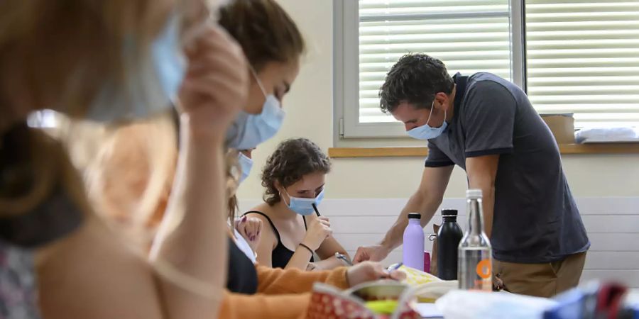 Die Schweizer Schulleiterinnen und -Leiter wünschen sich schweizweit einheitliche Regeln für den Fall, dass viele Lehrkräfte ausfallen. (Symbolbild)