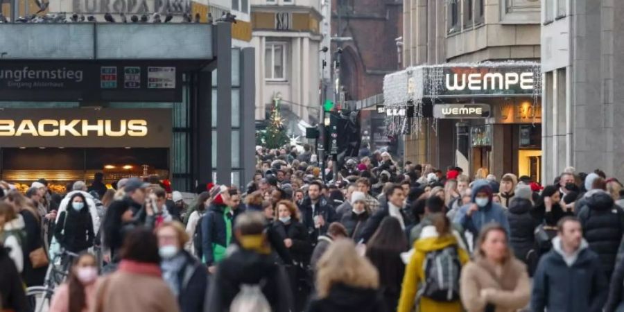 Menschen gehen dicht gedrängt zum Einkaufen über den Jungfernstieg in Hamburg. Foto: Markus Scholz/dpa