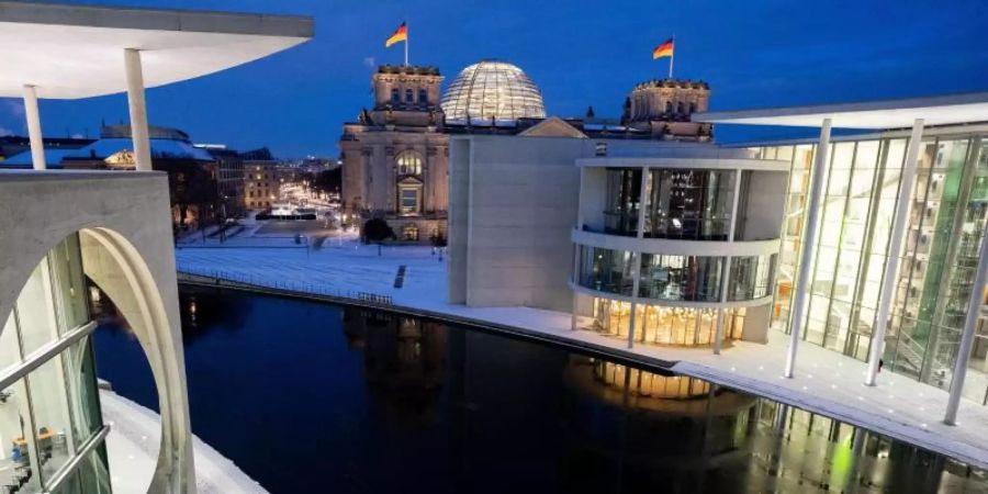 Blick auf das Berliner Regierungsviertel mit dem Reichstagsgebäude im Hintergrund und dem Paul-Löbe-Haus rechts im Bild. Foto: Kay Nietfeld/dpa