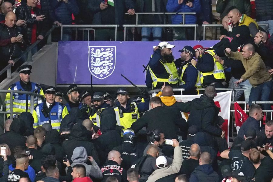 Die englische Polizei setzt Schlagstöcke gegen die Anhänger ein.