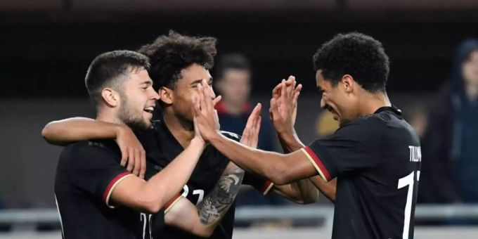Erik Shuranov (l-r) bejubelt sein Tor zum 3:1 für Deutschland gegen Ungarn mit Kevin Schade und Malik Tillman. Foto: Marton Monus/dpa Erik Shuranov (l-r) bejubelt sein Tor zum 3:1 für Deutschland gegen Ungarn mit Kevin Schade und Malik Tillman. Foto: Marton Monus/dpa