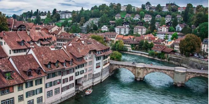 Die Aareschlaufe und die Untertorbrücke in Bern. Bern