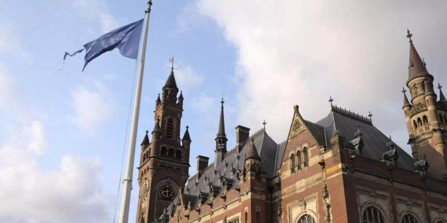 Die Flagge der Vereinten Nationen weht im Wind vor dem Internationalen Gerichtshof in Den Haag. Im Grenzkonflikt zwischen Somalia und Kenia hat der Internationale Gerichtshof die Meeresgrenze zwischen beiden afrikanischen Staaten neu bestimmt. Foto: Mike Corder/AP/dpa