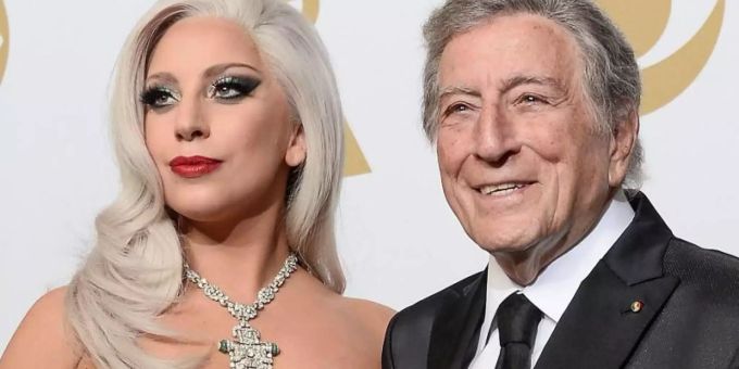 Lady Gaga und Tony Bennett zeigen ihre Awards für das «Beste traditionelle Pop-Vocal-Album» bei den 57. Grammy Awards im Staples Center. Tony Bennett Alzheimer