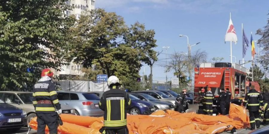 Feuerwehrleute vor dem Krankenhaus in Constanta. Foto: Uncredited/IGSU Romania/AP/dpa