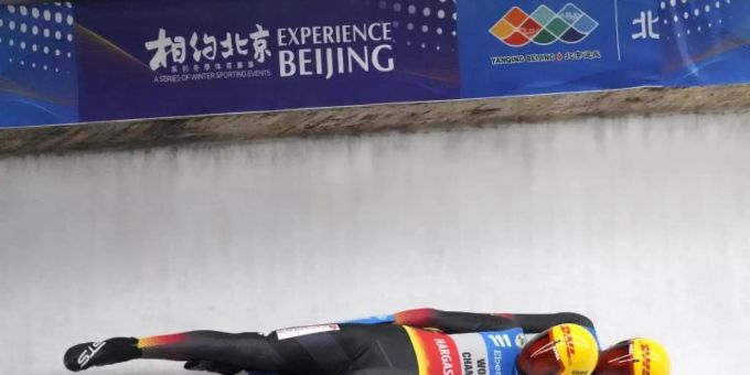 Toni Eggert und Sascha Benecken jagen im Doppelsitzer durch die Olympiabahn. Foto: Mark Schiefelbein/AP/dpa Toni Eggert und Sascha Benecken jagen im Doppelsitzer durch die Olympiabahn. Foto: Mark Schiefelbein/AP/dpa