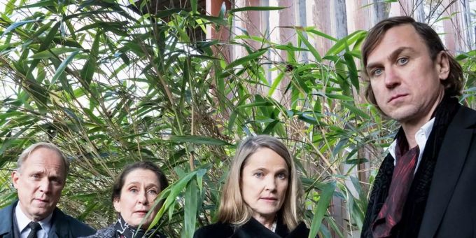 Felix Murot (Ulrich Tukur), Magda Wächter (Barbara Philipp), Inga Muthesius (Karoline Eichhorn) und Paul Muthesius (Lars Eidinger) im «Tatort: Murot und das Prinzip Hoffnung». Felix Murot (Ulrich Tukur), Magda Wächter (Barbara Philipp), Inga Muthesius (Karoline Eichhorn) und Paul Muthesius (Lars Eidinger) im «Tatort: Murot und das Prinzip Hoffnung».