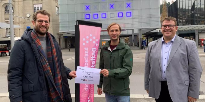 Der Gewinner der City Challenge 2021, Raffael Corrodi (Mitte), erhält den Hauptpreis – ein ProCity-Einkaufsgutschein über CHF 500.- von Samuel Zuberbühler, Leiter Standortförderung, und Christian Geiger, Chief Digital Officer. CityChallenge2021