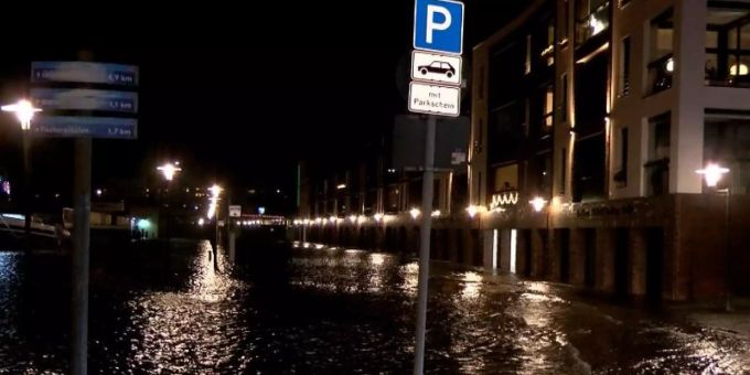 In Bremerhaven kam es zu Überschwemmungen. Foto: -/Nord-West-Media TV/dpa In Bremerhaven kam es zu Überschwemmungen. Foto: -/Nord-West-Media TV/dpa