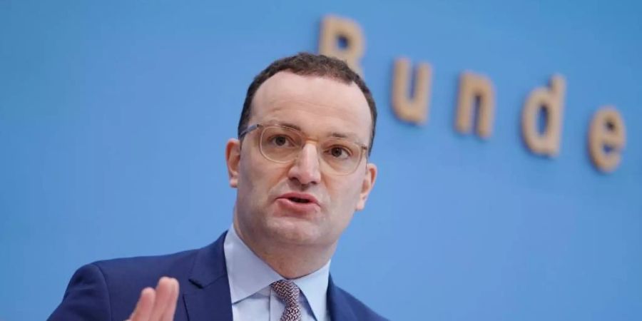 Der geschäftsführende Gesundheitsminister Jens Spahn spricht über die Entwicklung in der Corona-Pandemie. Foto: Kay Nietfeld/dpa