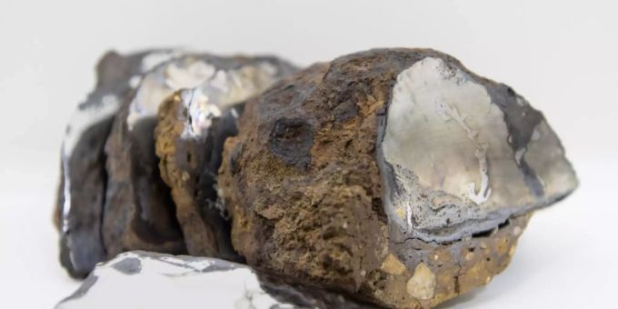 Ein 1984 am Twannberg BE gefundener Meteorit bei einer Ausstellung im Naturhistorischen Museum Bern 2016. (Symbolbild) Meteorit