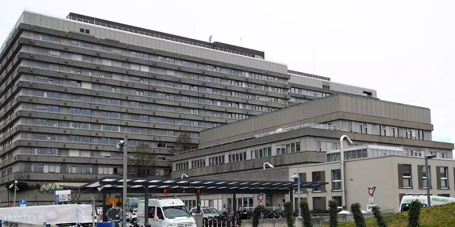 Wegen der gestiegenen Zahl von Covid-19-Fällen verlegt das Universitätsspital Lausanne (CHUV) Patienten in andere Spitäler und Kliniken. (Archivbild)