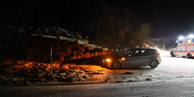 Ein Auto ist in Rhäzüns in ein Holzlager geprallt. Rhäzüns GR