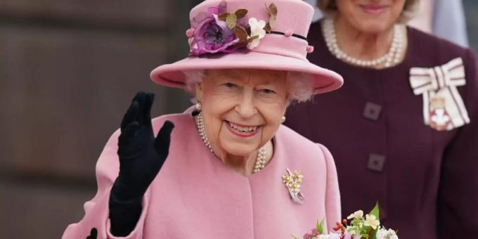 Die britische Königin Elizabeth II. am Donnerstag in Cardiff, wo sie das walisische Parlament eröffnete. Foto: Jacob King/PA Wire/dpa Die britische Königin Elizabeth II. am Donnerstag in Cardiff, wo sie das walisische Parlament eröffnete. Foto: Jacob King/PA Wire/dpa