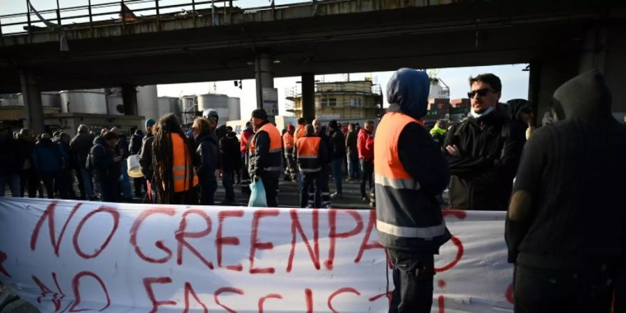 Demonstrierende Arbeiter am Hafen von Genua