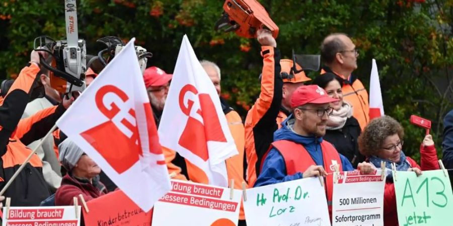 Mitglieder der Gewerkschaft Erziehung und Wissenschaft (GEW) und IG BAU demonstrieren am Rande der zweiten Verhandlungsrunde im Tarifkonflikt des Öffentlichen Dienstes. Foto: Arne Dedert/dpa