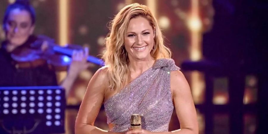 Helene Fischer steht bei einer TV-Spendengala auf der Bühne. Die Sängerin versteht sich zwar in erster Linie als Entertainerin, möchte manchmal aber auch politisch Stellung beziehen. Foto: Britta Pedersen/dpa-Zentralbild/dpa